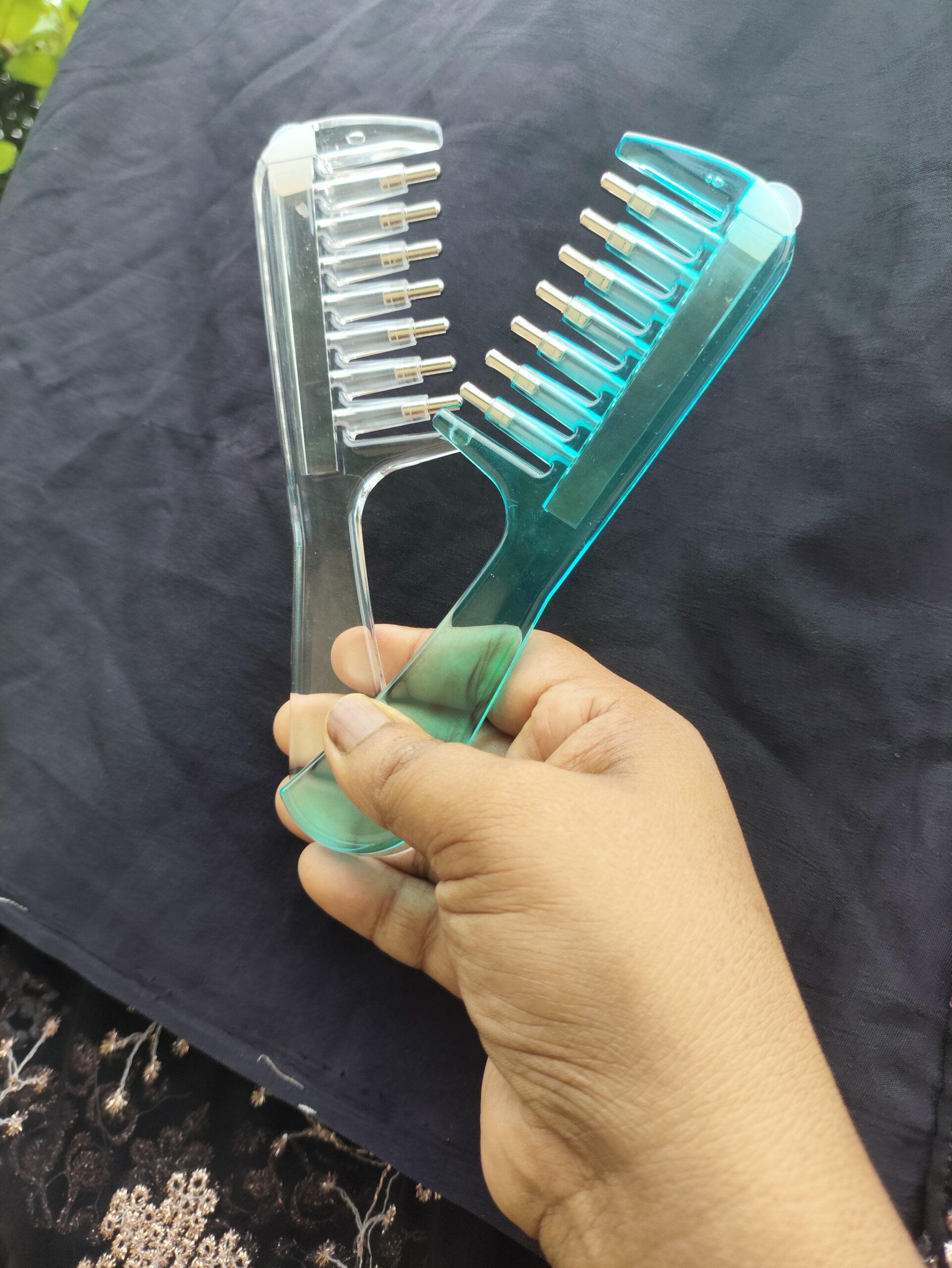Hair Oil Applicator Comb closeup 2